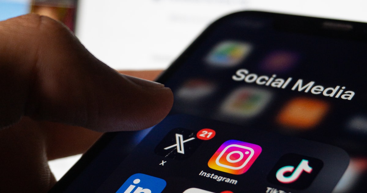 Dedo tocando a pasta de redes sociais no celular, com os ícones de Instagram e TikTok