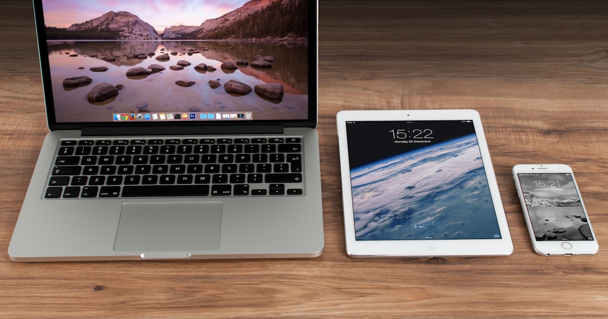 Notebook, tablet e celular lado a lado — a clínica presente em todos os dispositivos
