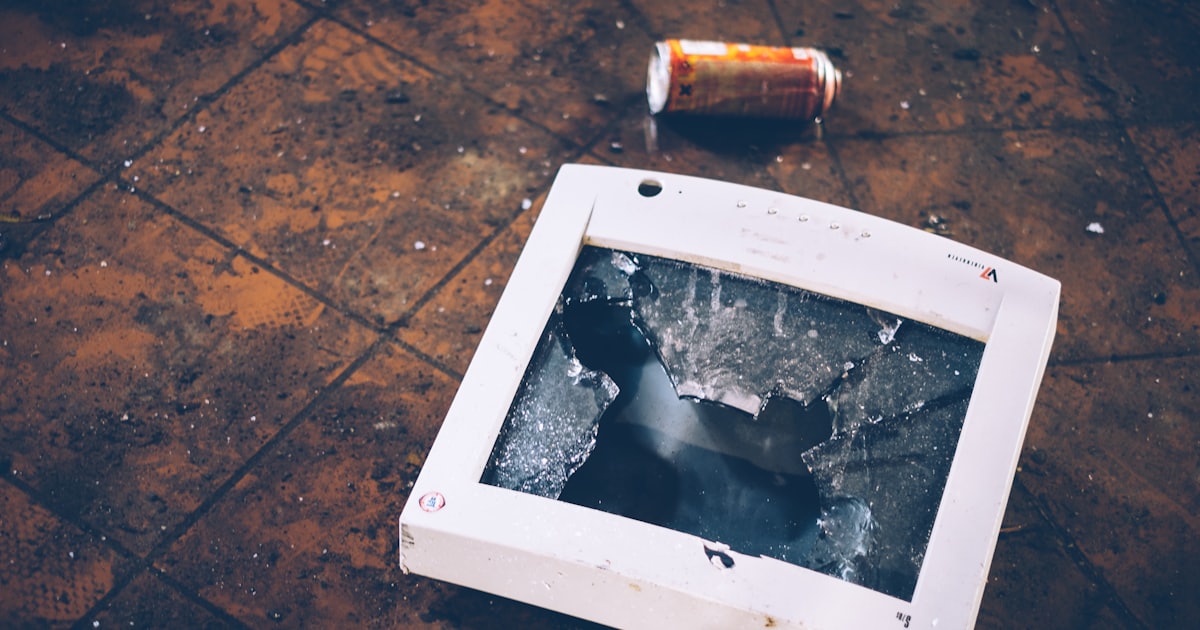 Monitor antigo com a tela quebrada jogado no chão — o sinal de um site obsoleto